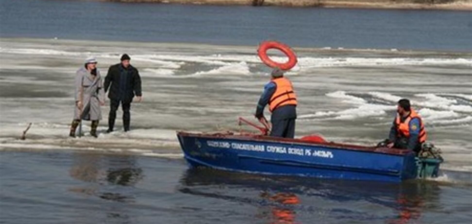 Калининградские спасатели сняли со льдины 55 рыбаков