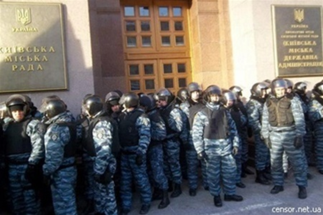 Киевскую мэрию охраняют чересчур жестко - депутат