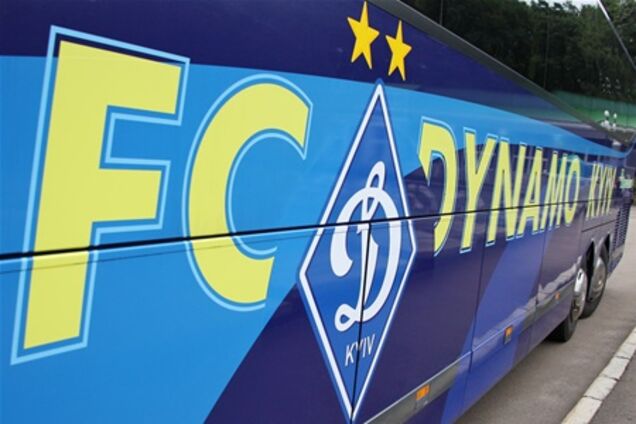 Автобус с игроками 'Динамо' забросали камнями. Фото