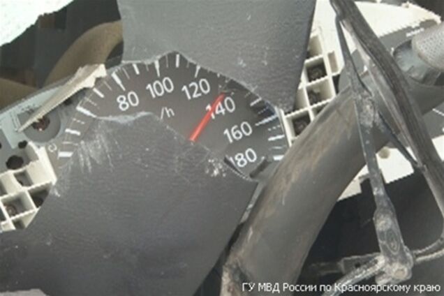 В Красноярске автомобиль 'взлетел' до 2 этажа и раздавил семью