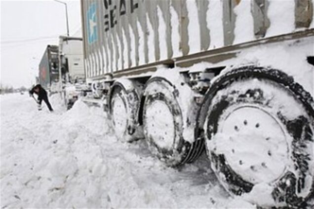 Новые снегопады блокировали движение в нескольких областях