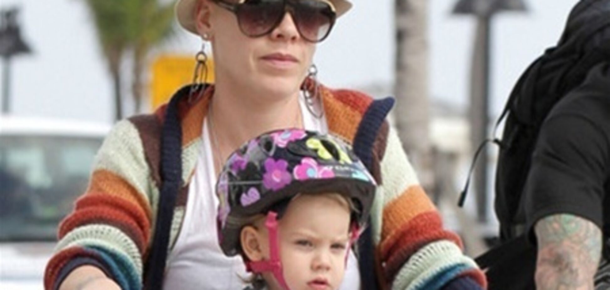 Пинк хочет повторить материнский подвиг Анджелины Джоли