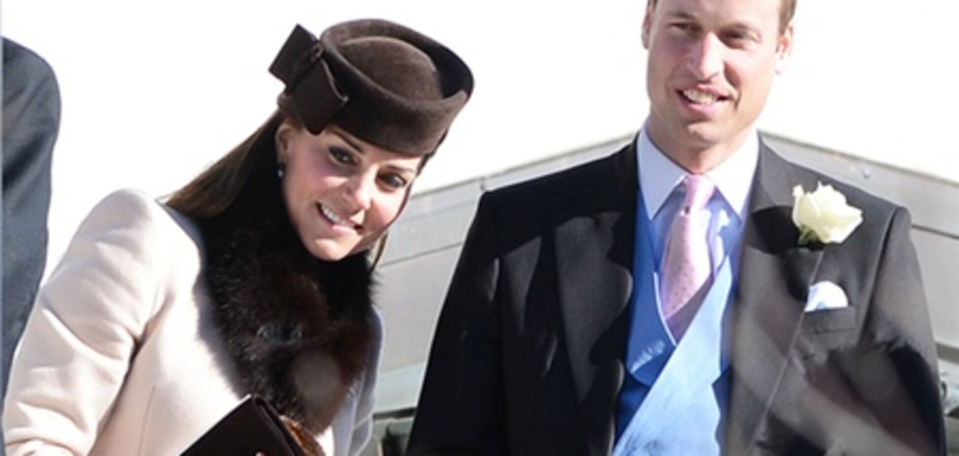 Британские монархи веселятся на свадьбе. Фото