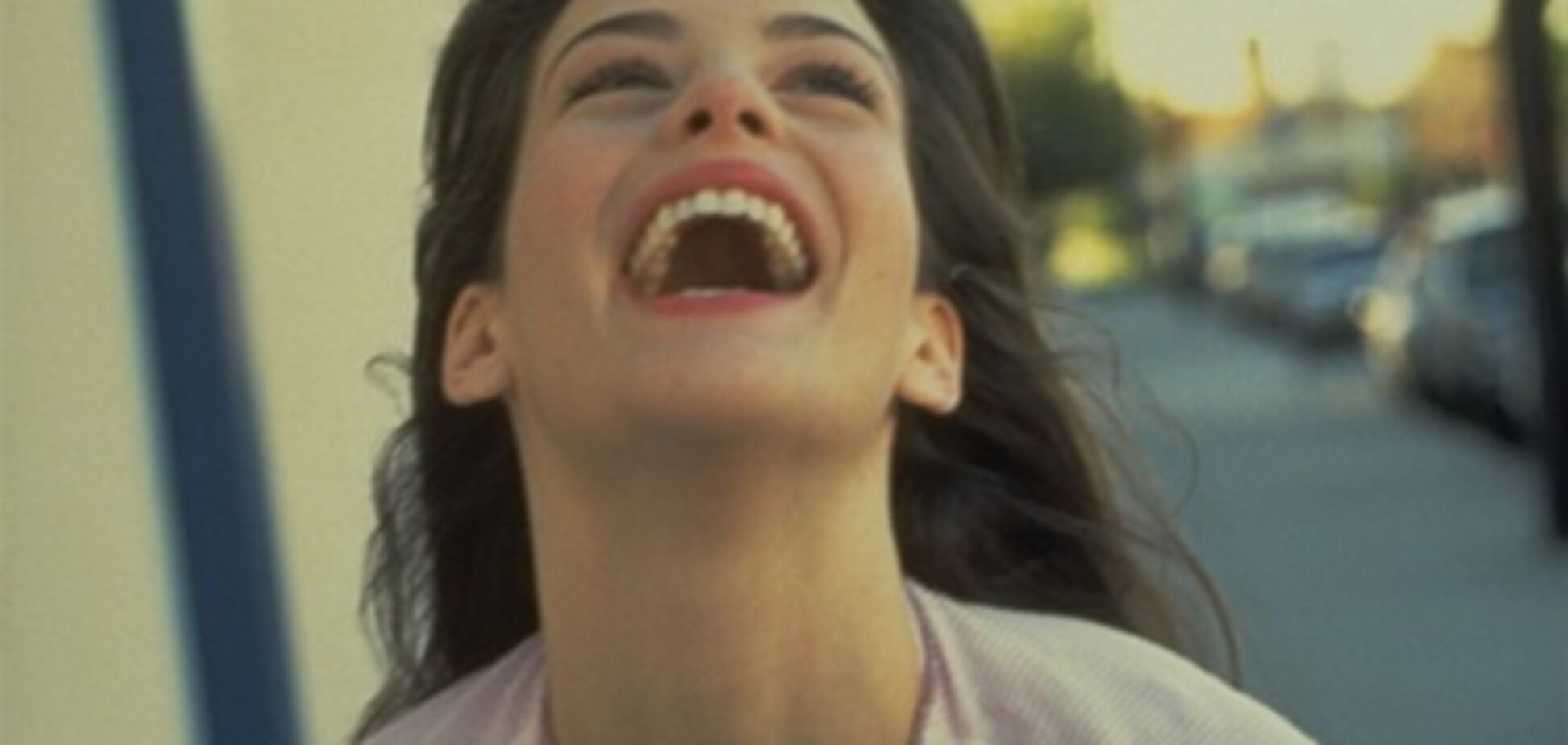 Лив Тайлер в носках, топе и мини-юбке: год 1997