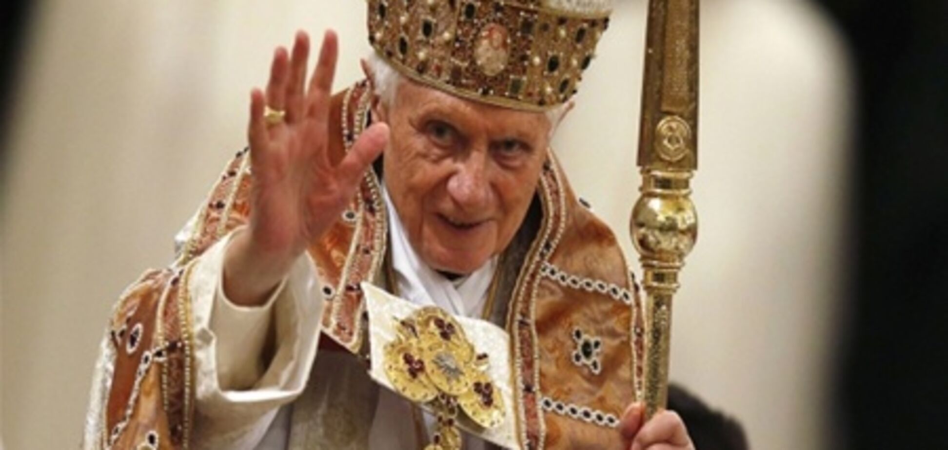 Итальянский священник сжег фото Бенедикта XVI