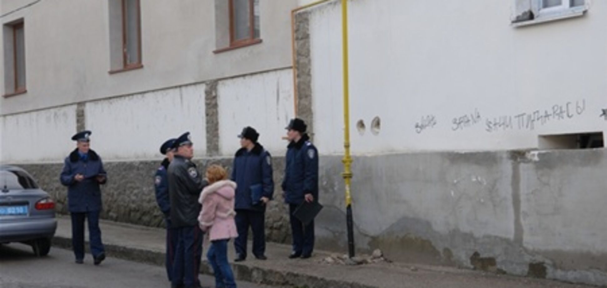 Главное здание мусульман Крыма изрисовали свастикой. Фото. Видео
