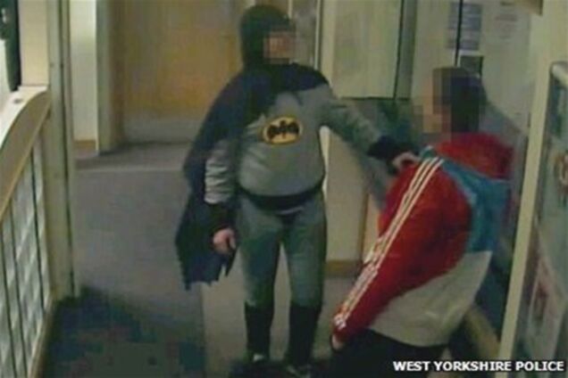 В Британии 'Бэтмен' доставил преступника в полицию. Фото. Видео