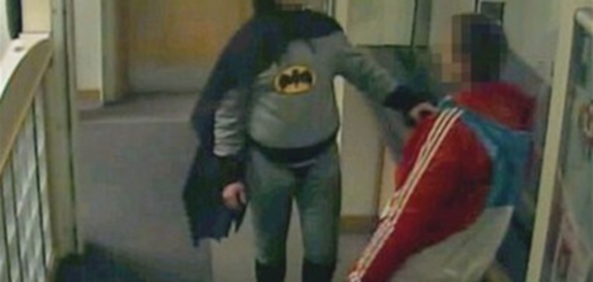 В Британии 'Бэтмен' доставил преступника в полицию. Фото. Видео