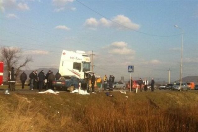 На Закарпатье грузовик раздавил легковушку: двое погибших