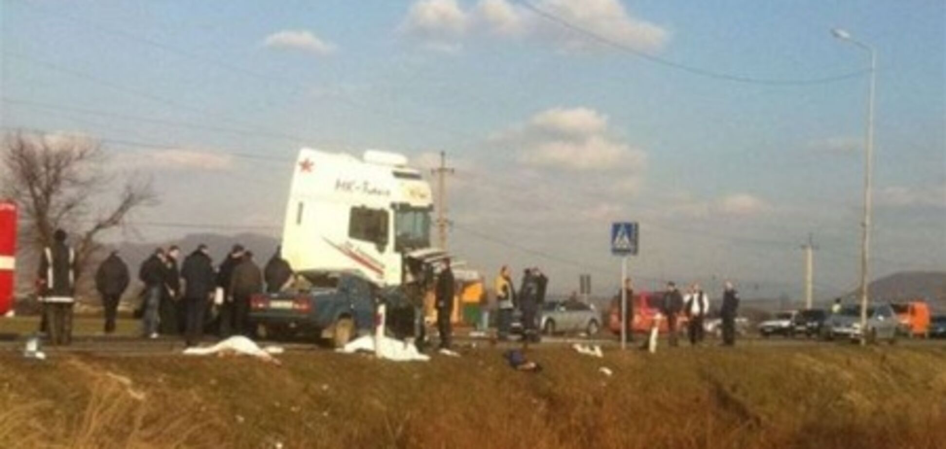 На Закарпатье грузовик раздавил легковушку: двое погибших