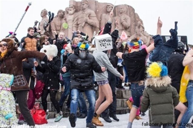 Киевляне устроили массовый флешмоб Harlem Shake. Видео