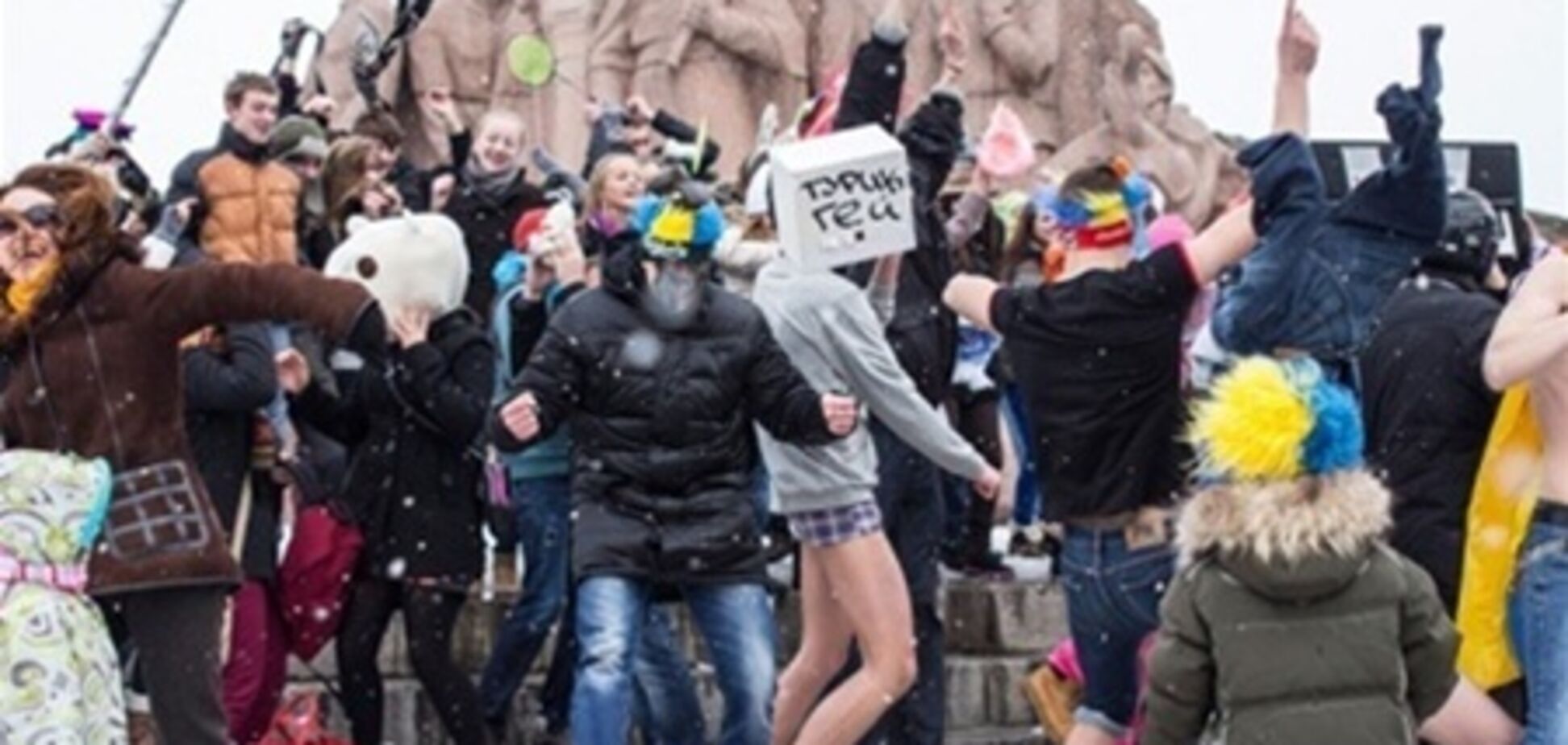 Киевляне устроили массовый флешмоб Harlem Shake. Видео