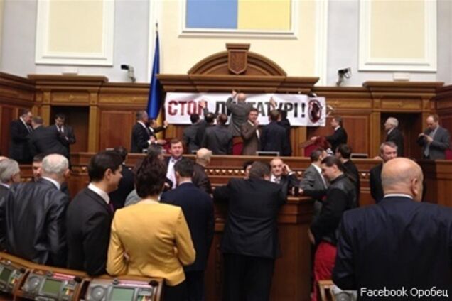 Оппозиция заблокировала трибуну Рады. Фото
