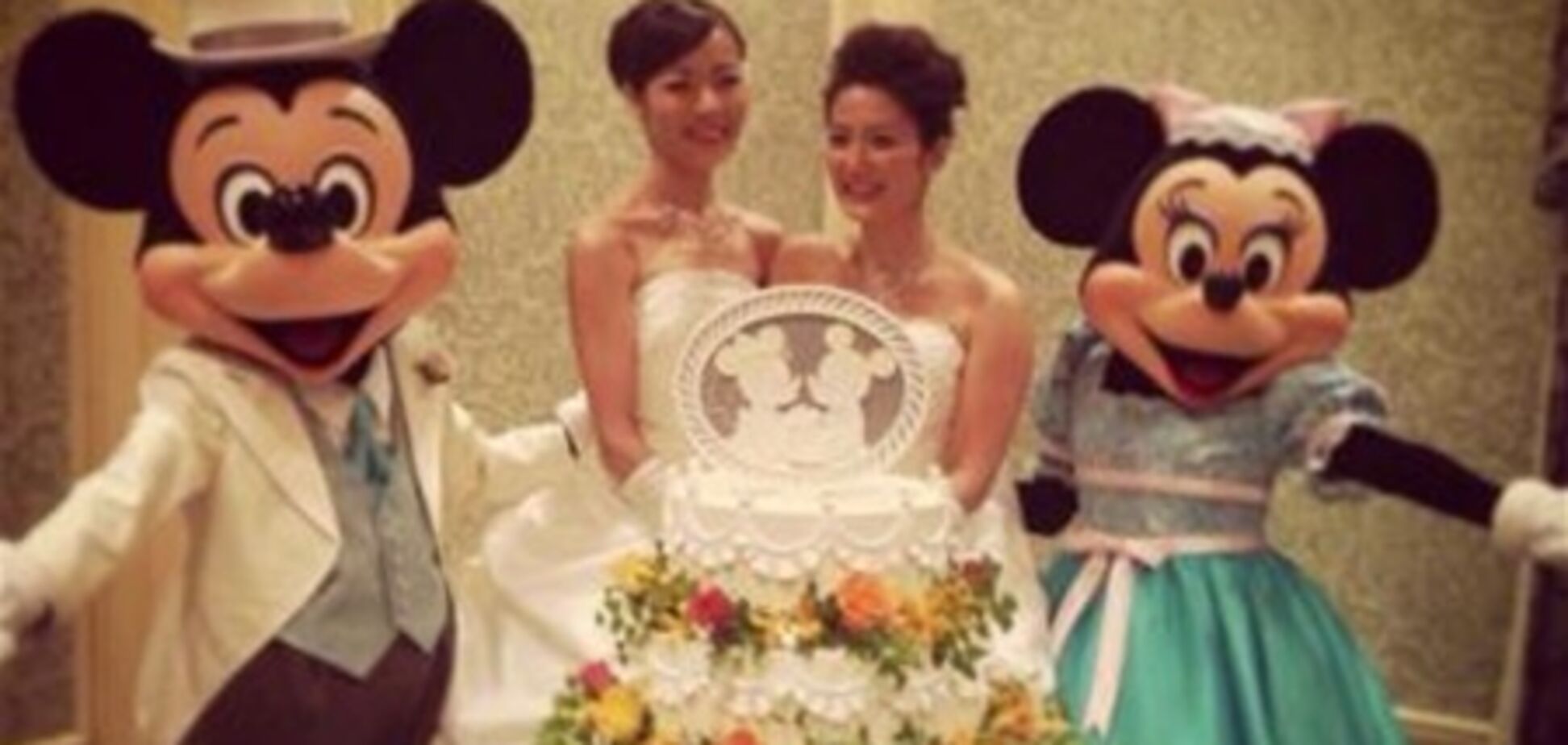 У японському Діснейленді одружилися дві лесбіянки. Фото