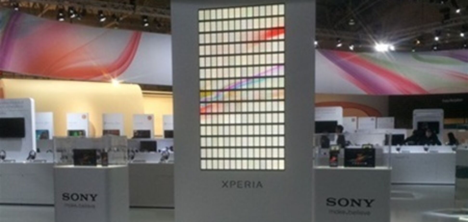 Sony сложила видеостену из 196 смартфонов. Фото. Видео