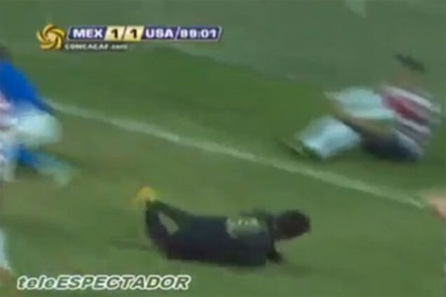 Вратарь поставил подножку забившему гол футболисту