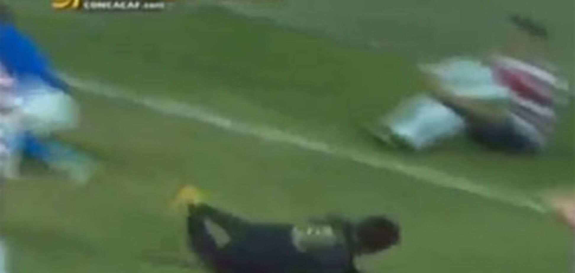 Вратарь поставил подножку забившему гол футболисту