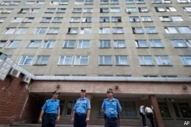 На территорию больницы Тимошенко заехал автозак