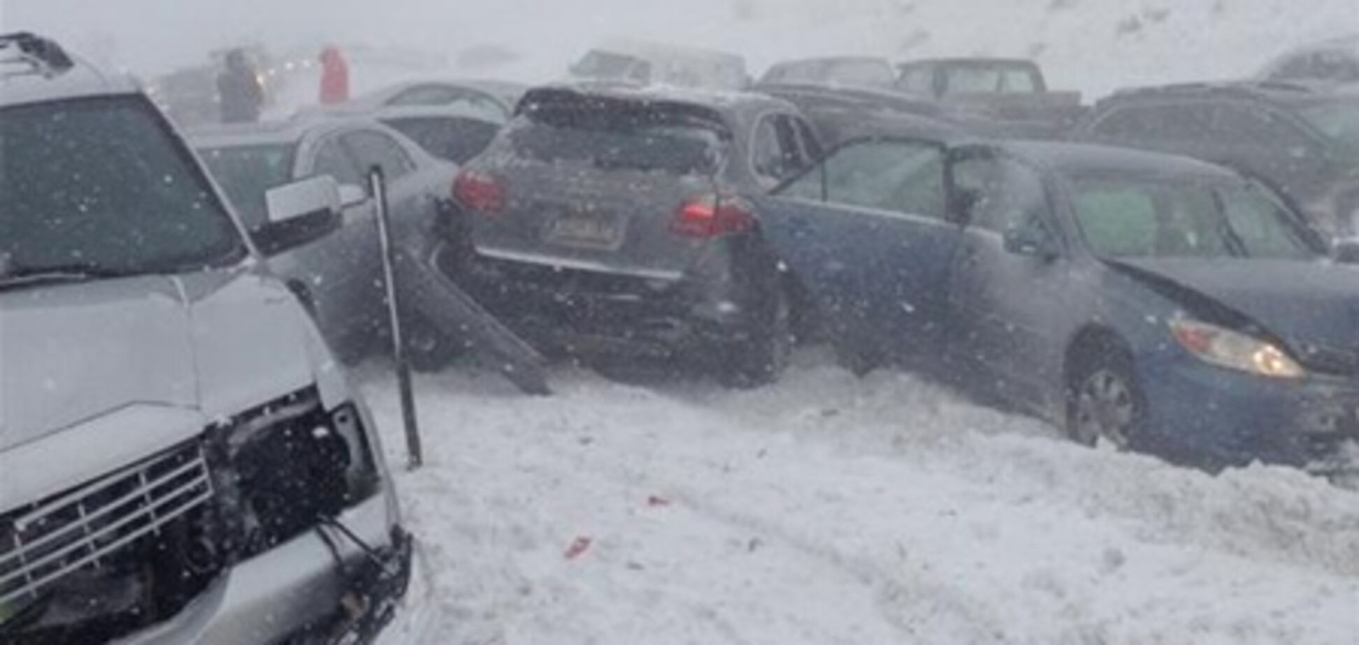 На скоростном шоссе в США столкнулись 30 авто. Видео