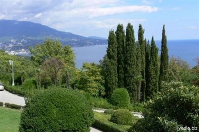 Азаров распорядился зачистить парки Крыма от самостроев