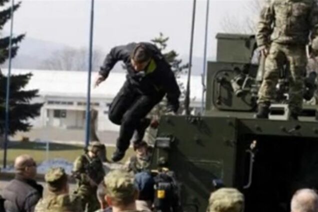 Премьер Хорватии упал с бронетранспортера. Фото. Видео