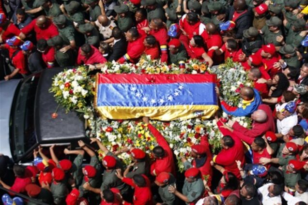 Тисячі венесуельців йшли за труною Чавеса