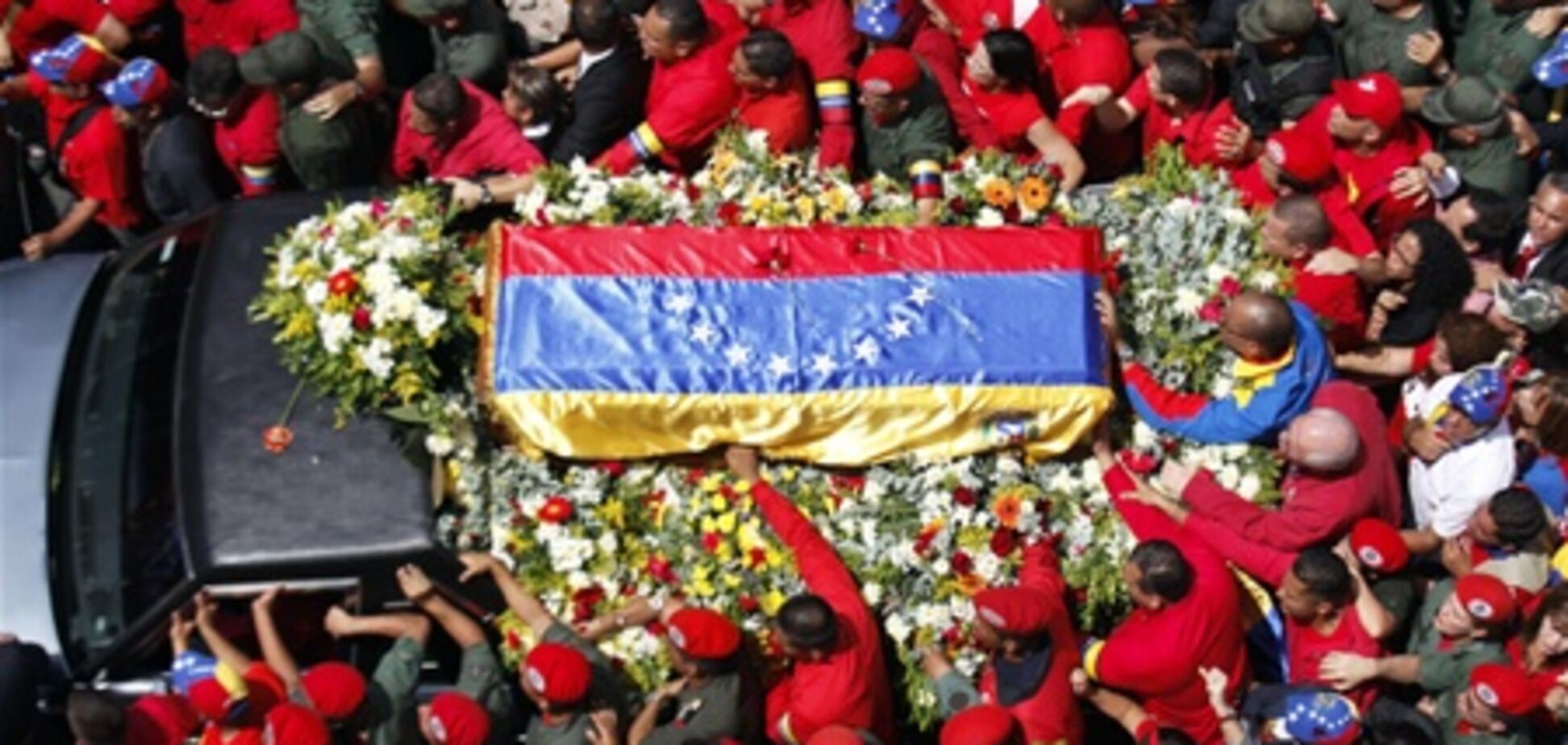 Тысячи венесуэльцев шли за гробом Чавеса