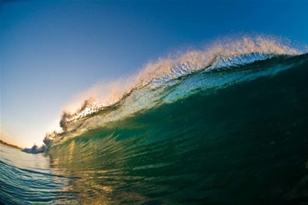 Гігантська хвиля забрала туристів в Мексиці в океан: є жертва