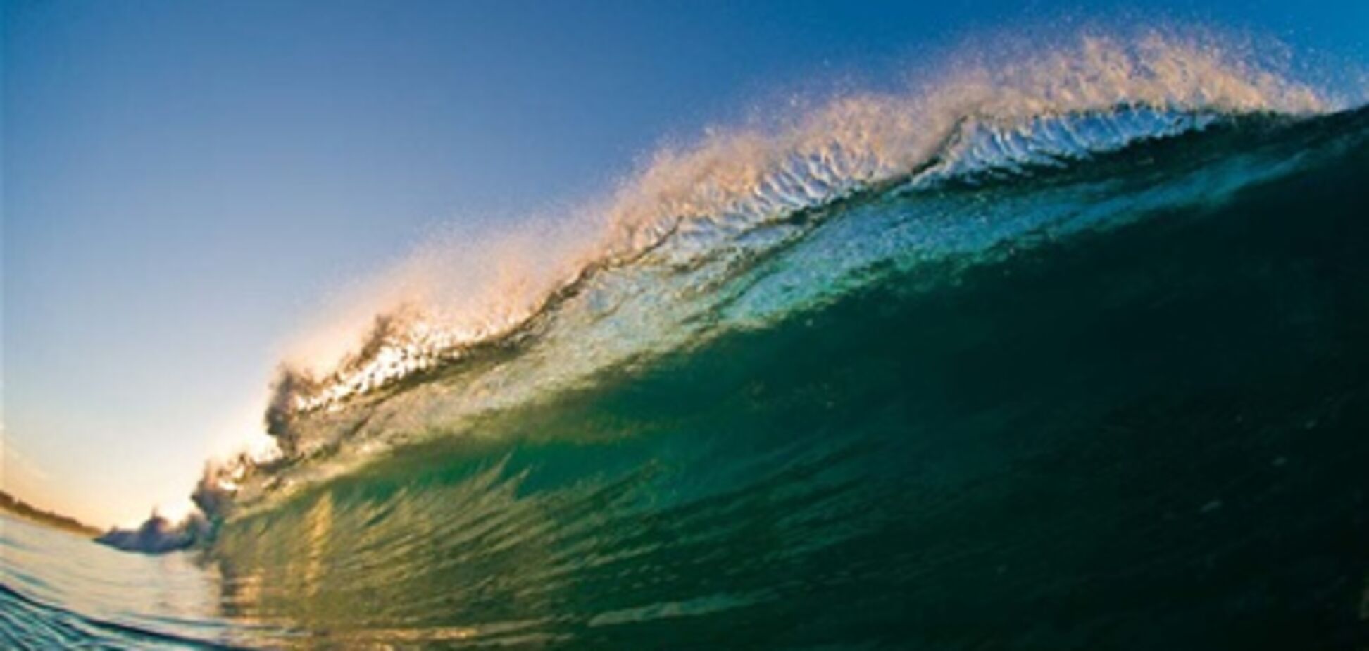 Гігантська хвиля забрала туристів в Мексиці в океан: є жертва
