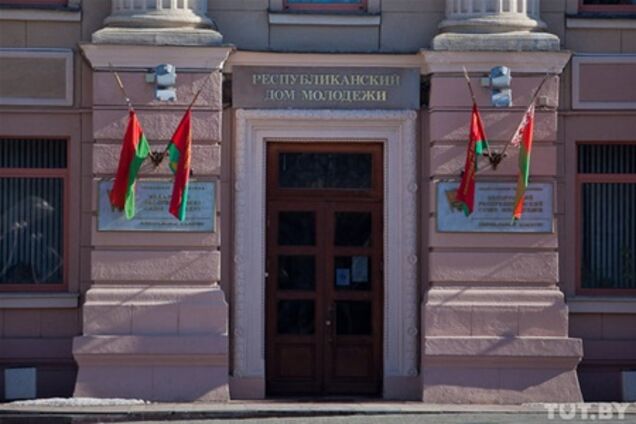 Беларусь скорбит по Чавесу: флаги приспущены