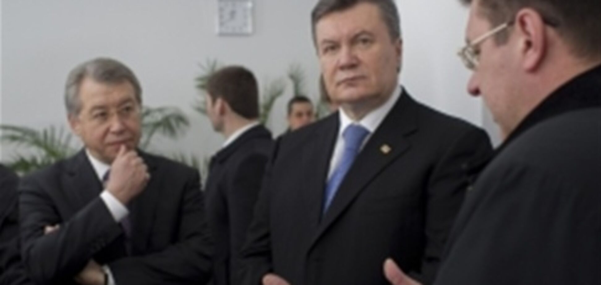 Янукович розпорядився прискорити надання адмінпослуг