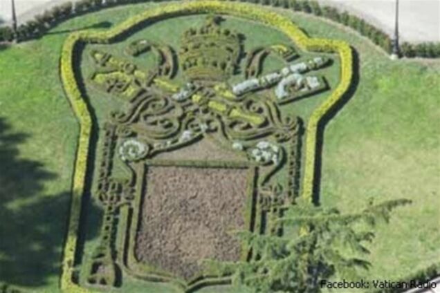Герб Бенедикта XVI у Ватикані зрівняли з землею. Відео