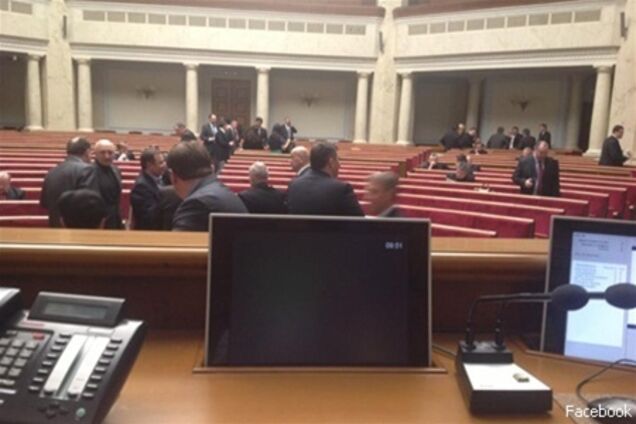 Опозиція продовжує блокувати Раду. Фото