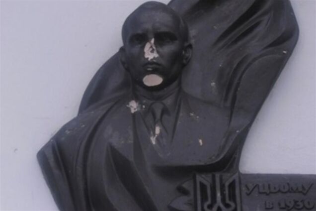На Львовщине повредили памятник Бандере