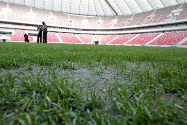 Перед Украиной на варшавской евроарене в пятый раз поменяют газон