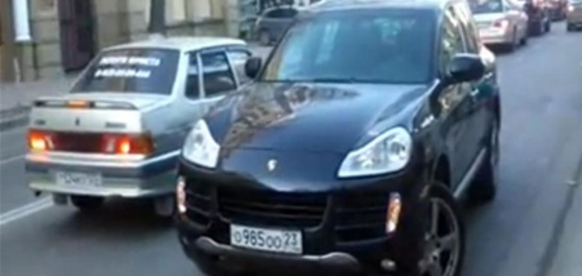 В России женщина припарковалась на встречке. Видео
