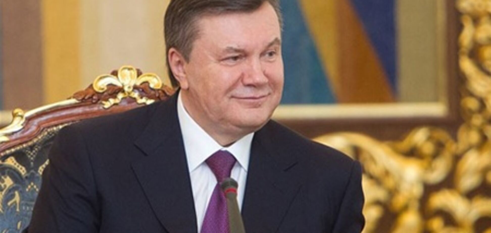 Янукович побажав жінкам радісною весни. Відео