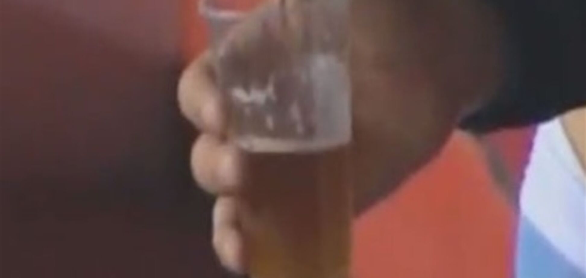Испанский футболист решил попить пива во время матча