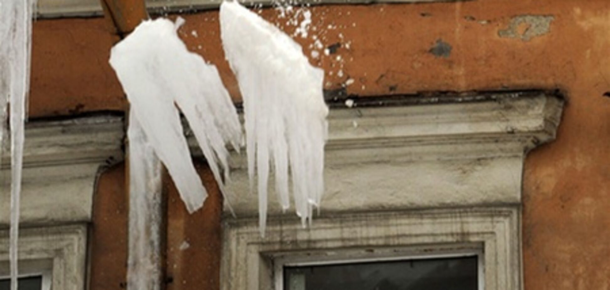 У Тернополі снігові брили з дахів травмували трьох осіб