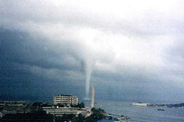 В Крыму смерч сорвал крышу промышленного предприятия