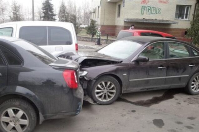 На Оболони пьяный водитель протаранил пять машин 