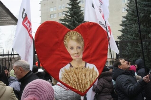 Тимошенко на свято привезли квіти і 15 тисяч листів