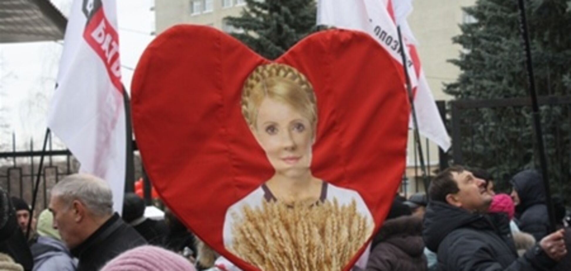 Тимошенко на праздник привезли цветы и 15 тысяч писем