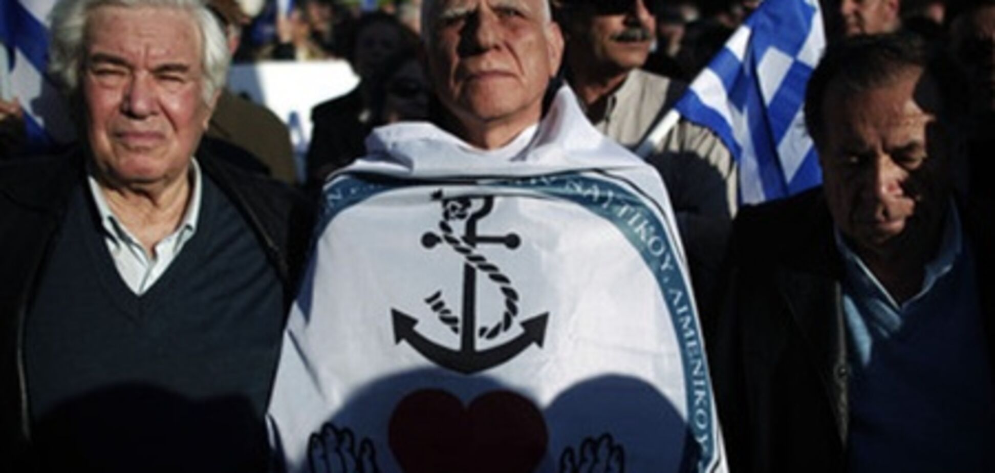 В Греции десятки тысяч военных протестовали против сокращений пенсий и окладов