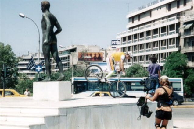 В центре Афин украли бронзовые бюсты