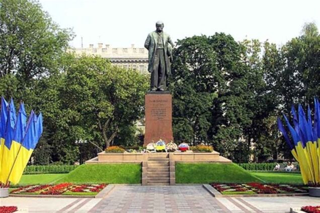 Азаров возложил цветы к памятнику Шевченко