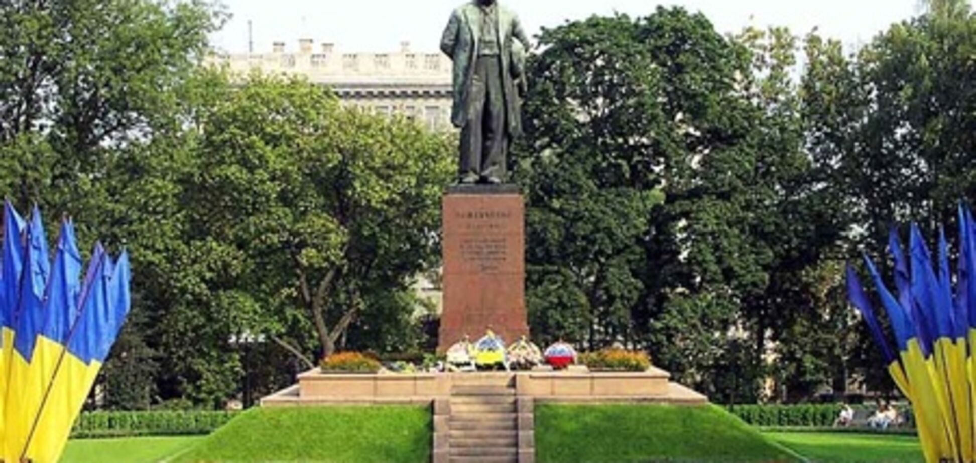 Азаров возложил цветы к памятнику Шевченко