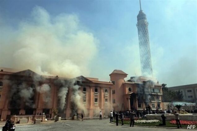 Футбольні фанати підпалили будівлі в центрі Каїра
