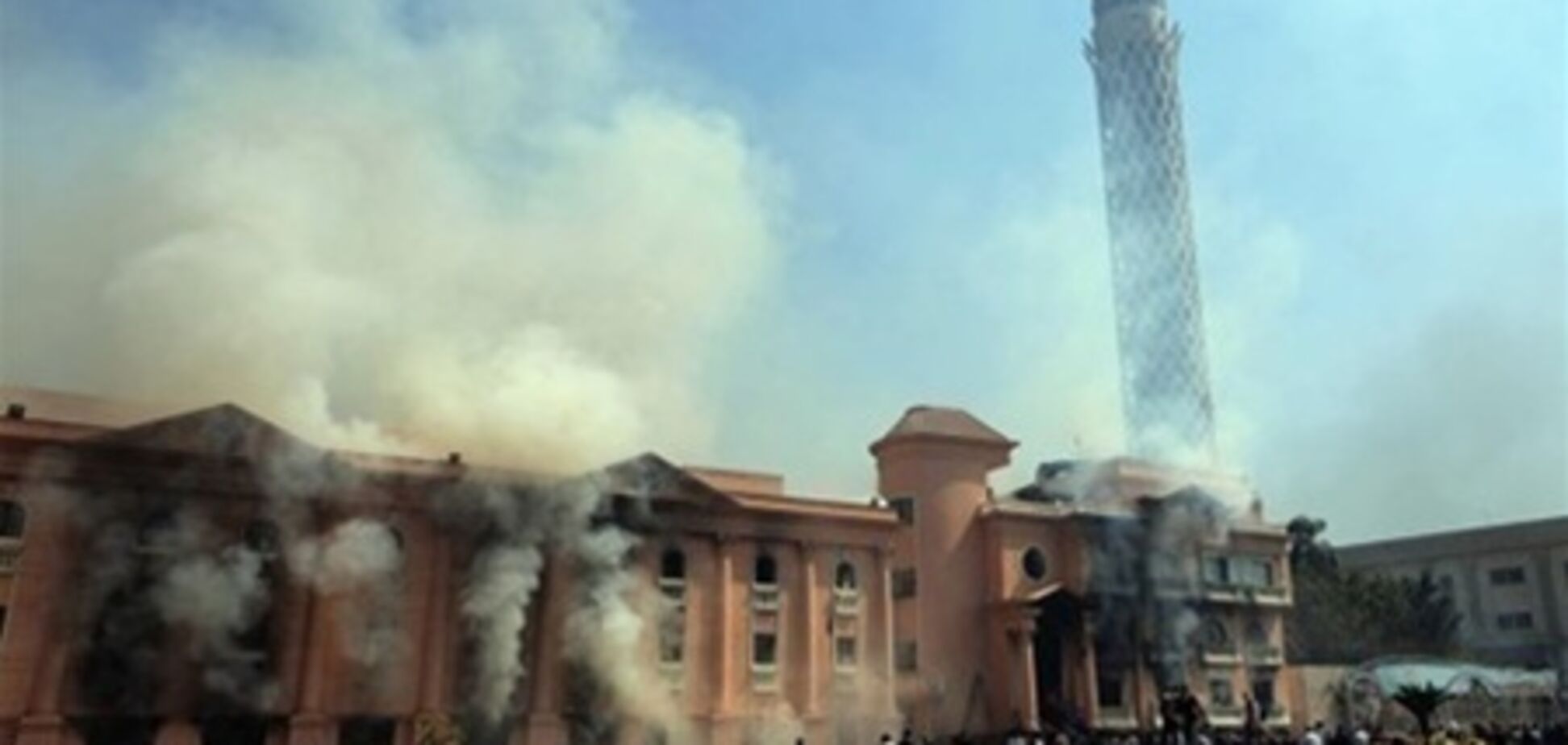 Футбольные фанаты подожгли здания в центре Каира