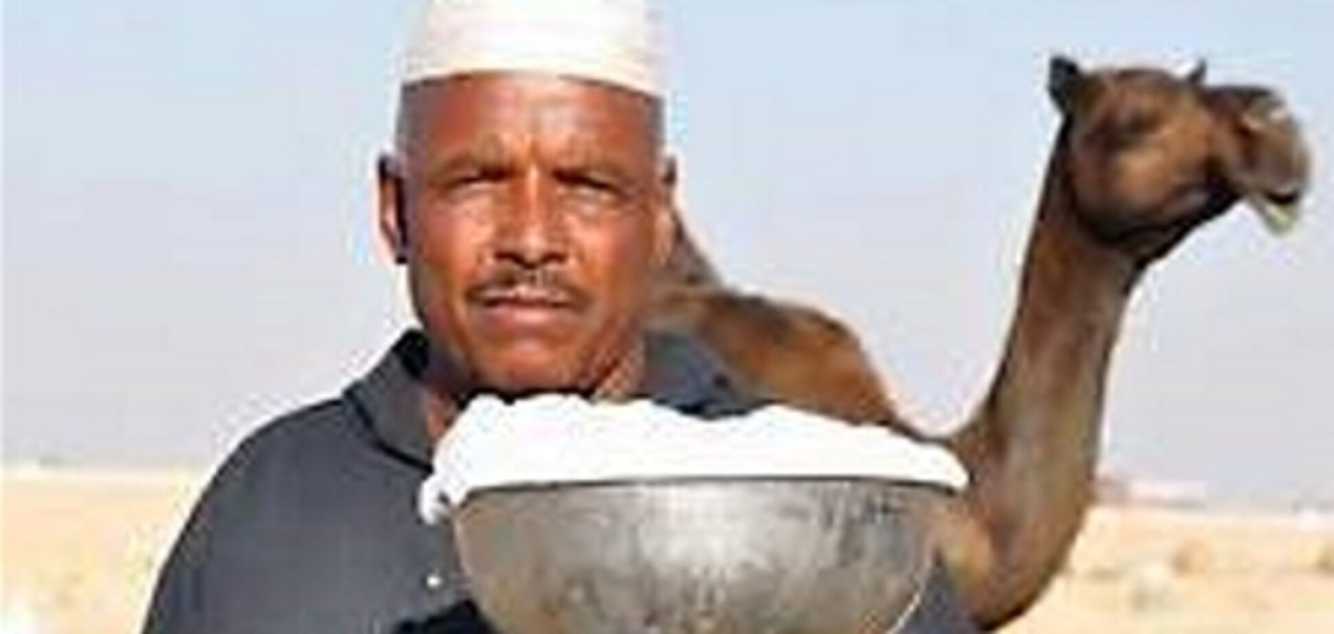 Министр по туризму Судана предлагает туристам верблюжье молоко, а те уезжают из страны